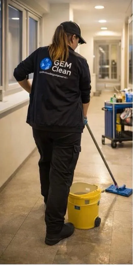 Eine Frau wischt den Boden 