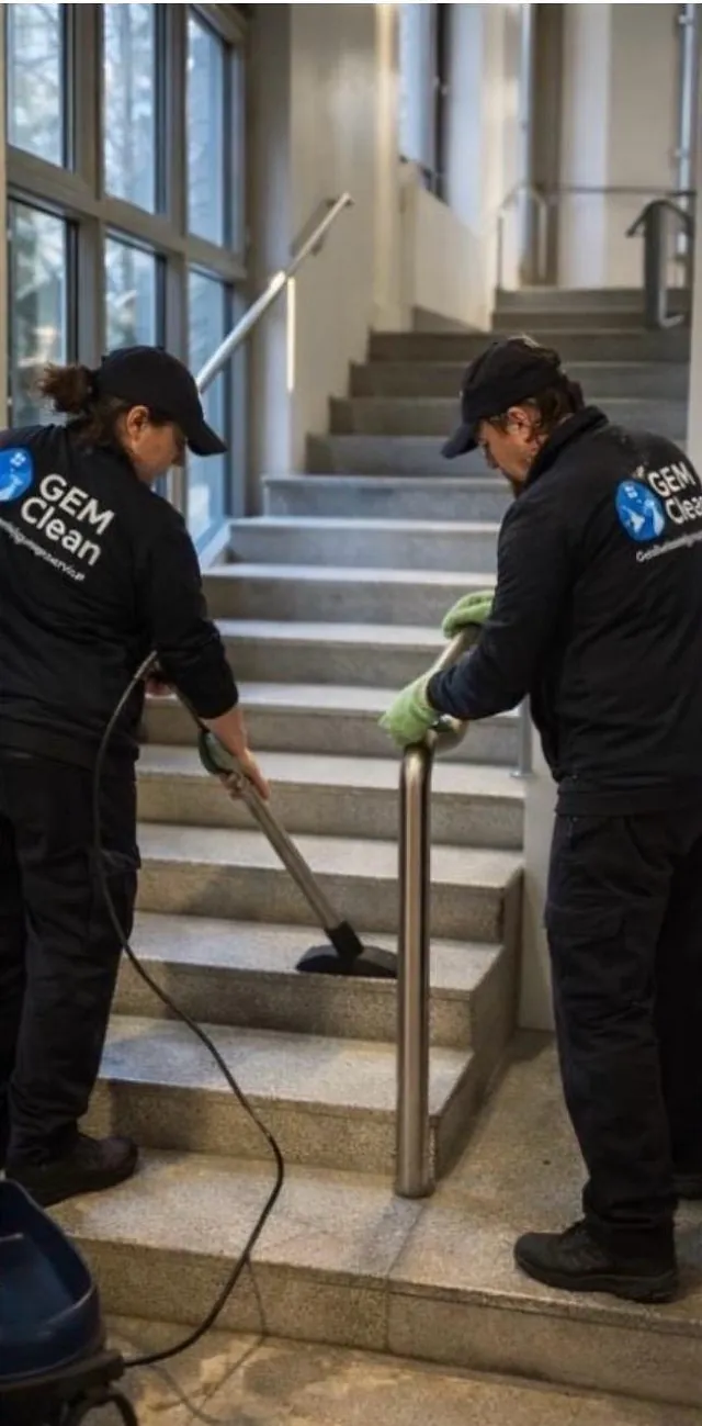 Reinigungskraft reinigt das Treppenhaus einer Wohnanlage